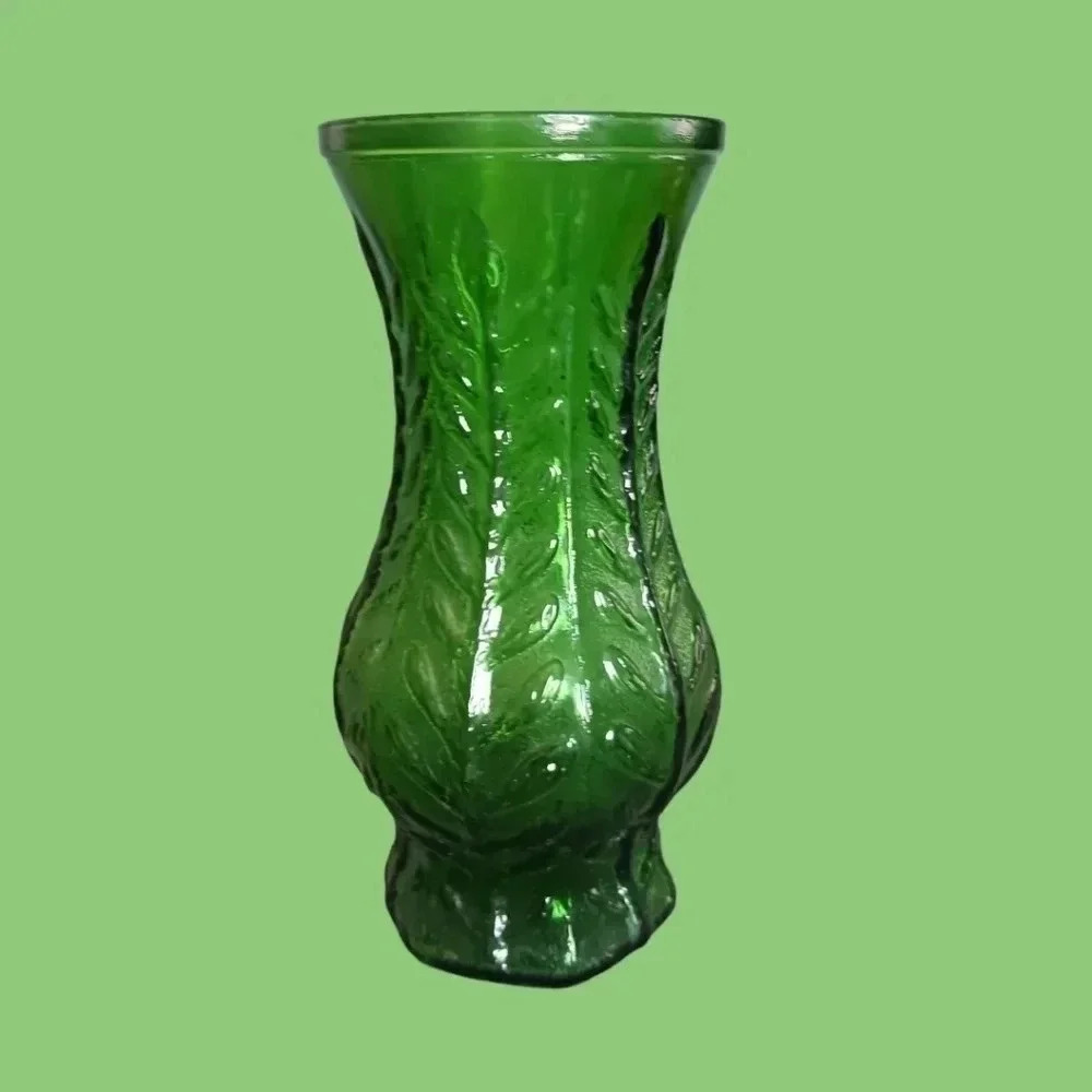 Vtg emerald green glass vase